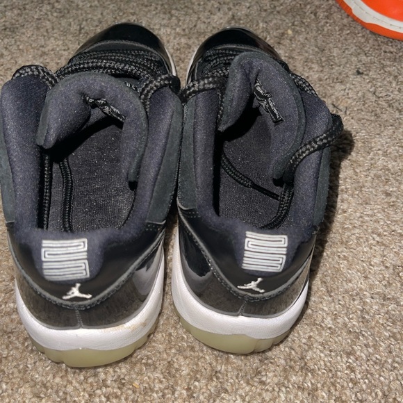 AIR JORDAN XI LOW size 7
BLACK/WHITE